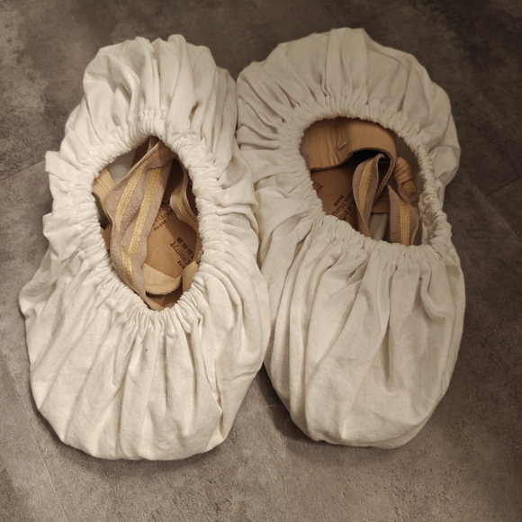 Maison Martin Margiela Women's Cream Tabi Shoes - Picture 4 of 4